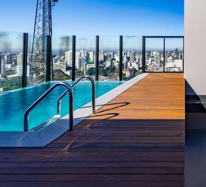 Rooftop com piscina de borda infinita