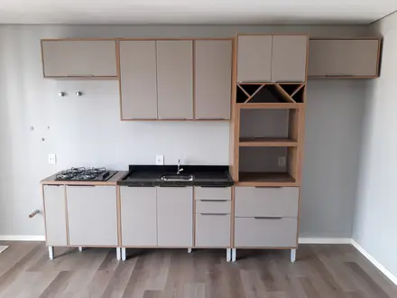 Cozinha planejada com cooktop e adega