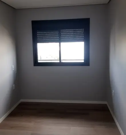 Dormitório com persiana integrada