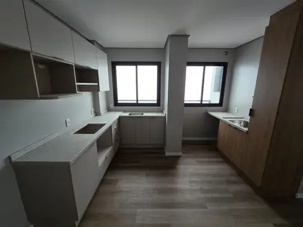 Cozinha em L com bancada em granito